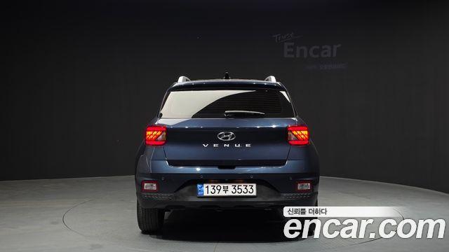 Hyundai Venue  4