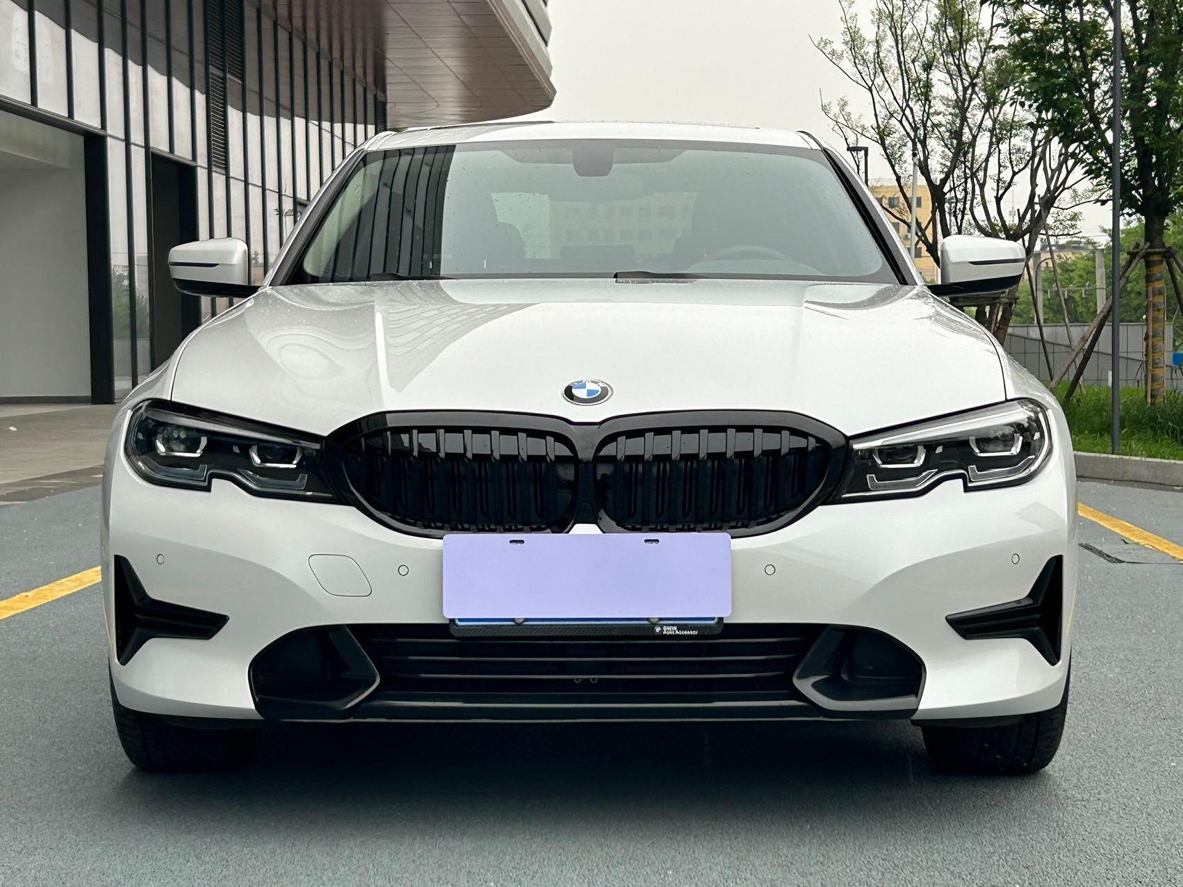 BMW 3 Series 2022 / 320i Sport Package 2