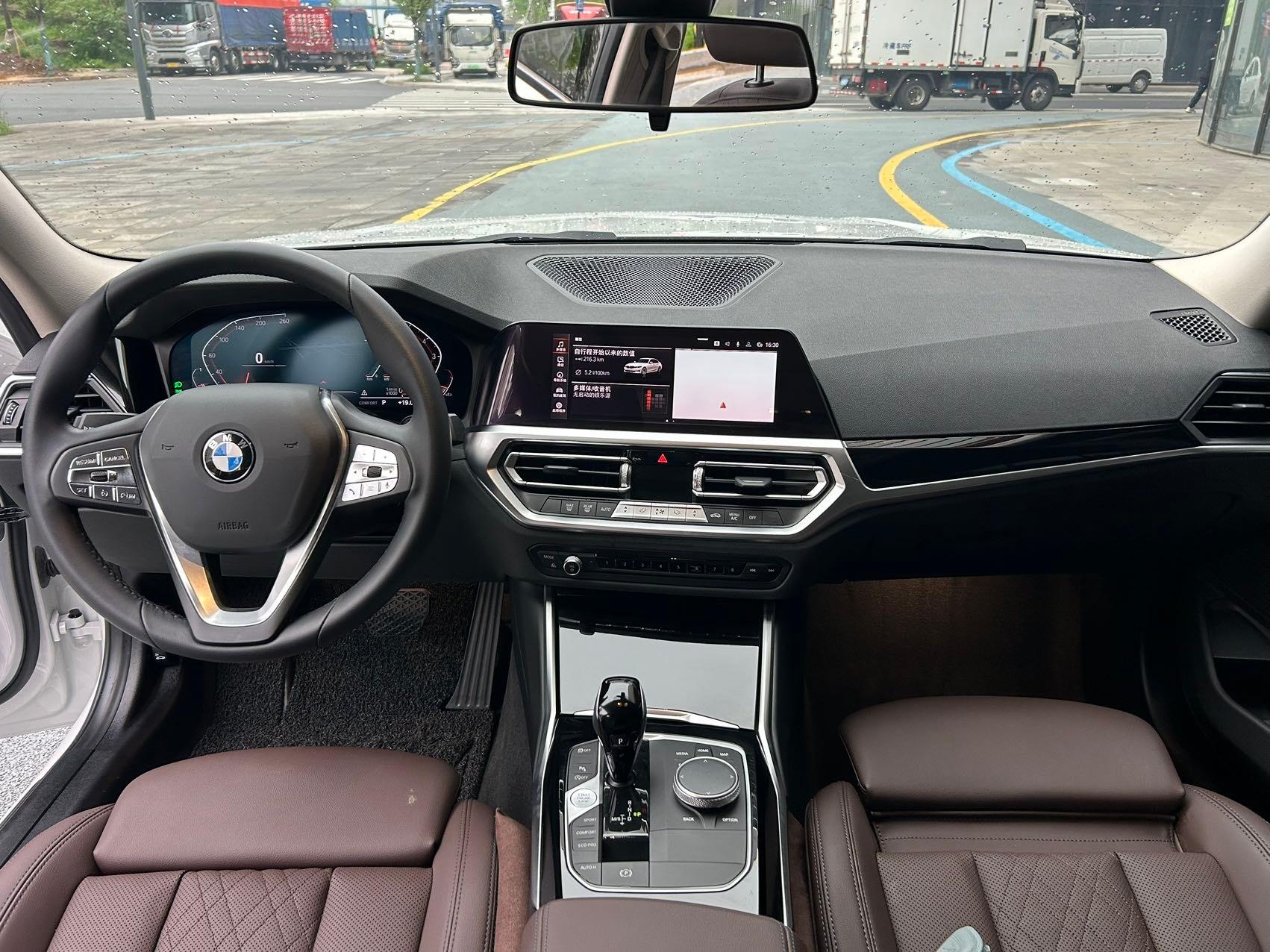 BMW 3 Series 2022 / 320i Sport Package 5